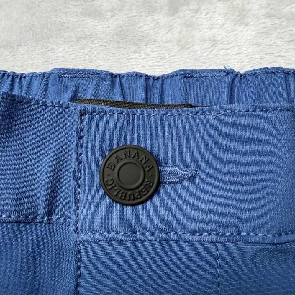 Banana Republic Mens Comfort Flat Front Shorts Blue Stretch Wicking Size 38